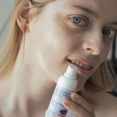 Підтягуюча та освітлююча сироватка для обличчя MOHANI з вітаміном С TETRA 6%, нейропептидом та вітаміном Е Підтягуюча та освітлююча сироватка для обличчя MOHANI з вітаміном С TETRA 6%, нейропептидом та вітаміном Е